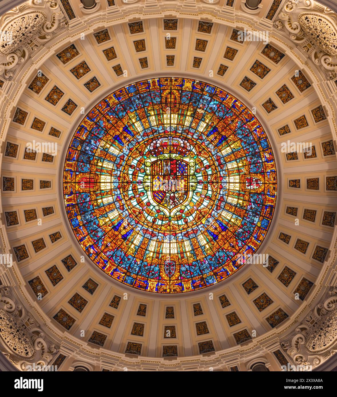 Séville, Espagne - 26 avril 2024 : dôme de vitraux à l'intérieur du bâtiment de la Plaza de España à Séville, Andalousie, Espagne. Quartier général du général Banque D'Images