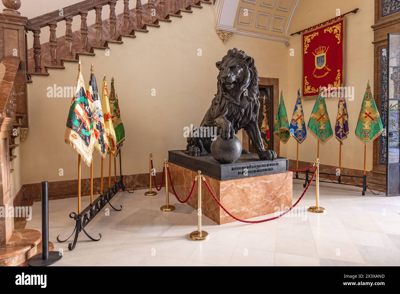 Séville, Espagne - 26 avril 2024 : Lion jeté avec des canons à l'intérieur du bâtiment de la Plaza de España à Séville, Andalousie, Espagne. Siège du gène Banque D'Images