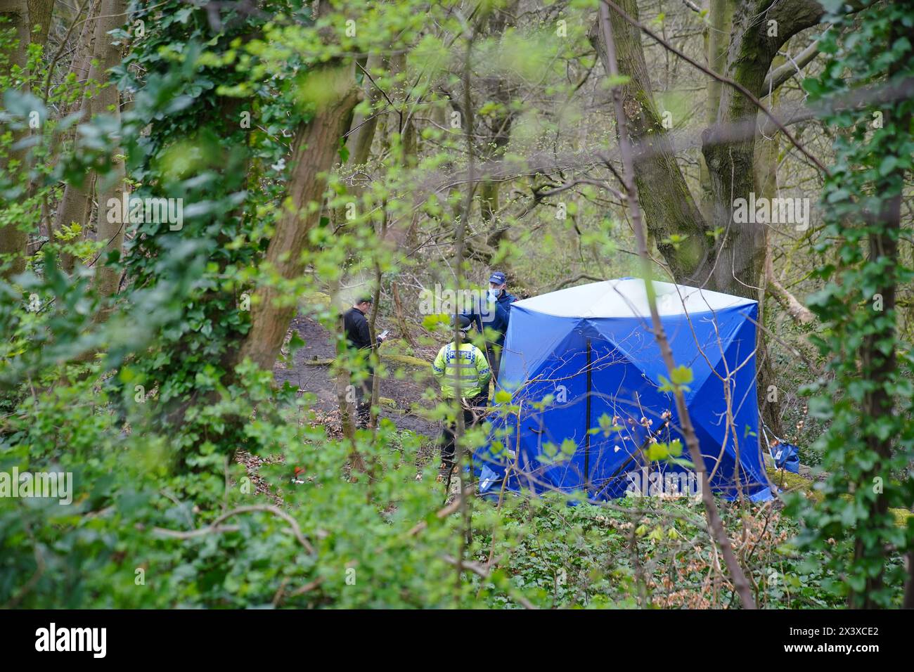 Dossier photo datée du 05/04/24 de policiers près d'une tente médico-légale à Kersal Dale, près de Salford, Greater Manchester. Michal Jaroslaw Polchowski, 68 ans, et Marcin Majerkiewicz, 42 ans, tous deux de Worsley Road, Eccles, ont été accusés de meurtre alors que d'autres restes humains ont été découverts dans l'enquête sur la partie du corps trouvée à Salford plus tôt ce mois-ci, a déclaré un porte-parole de la police du Grand Manchester. Date d'émission : lundi 29 avril 2024. Banque D'Images