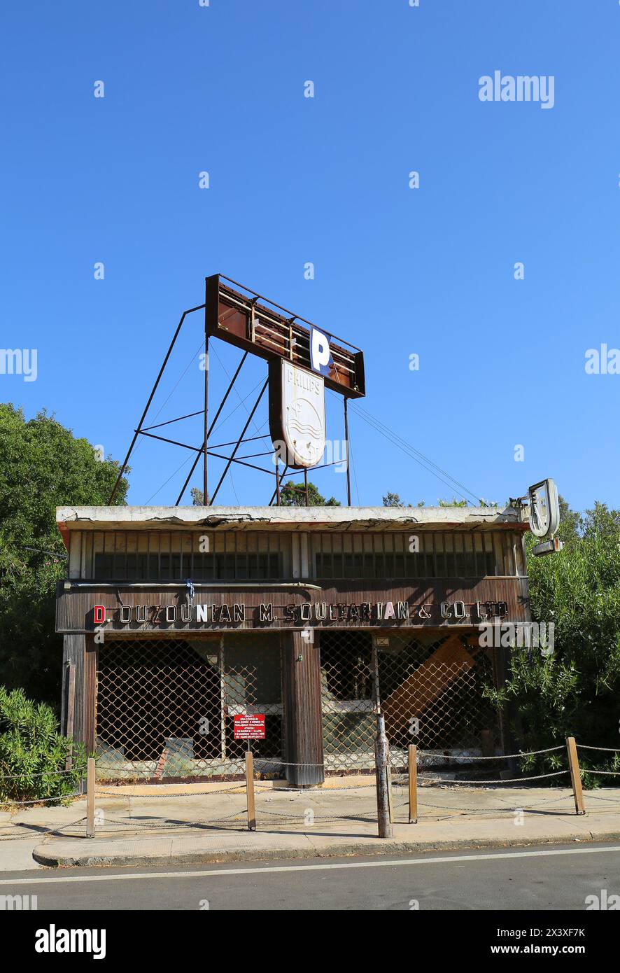 VAROSHA, FAMAGOUSTE, CHYPRE DU NORD-AOÛT 30,2023:entreprise abandonnée avec signe vintage brisé et fond de ciel bleu Banque D'Images
