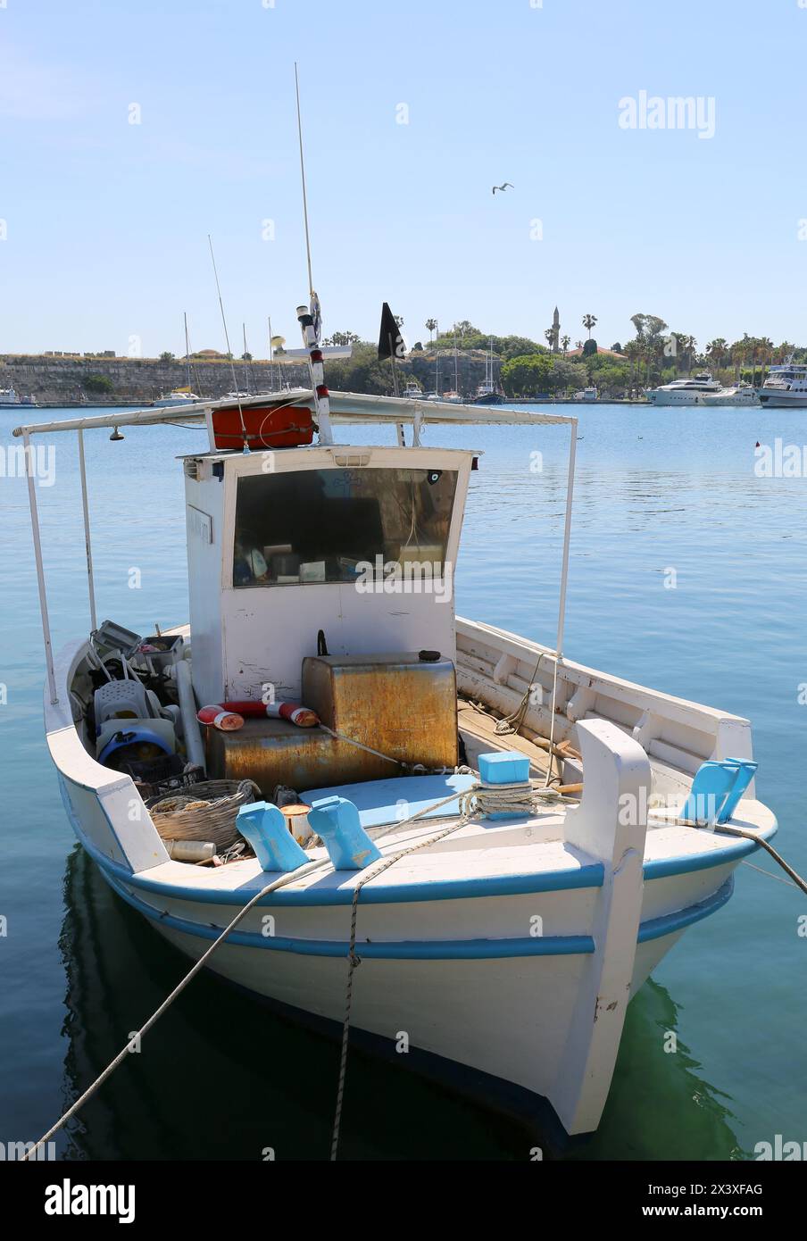 KOS, GRÈCE-12 MAI 2019 : vieux bateau de pêche grec en bois amarré au port de Kos Banque D'Images