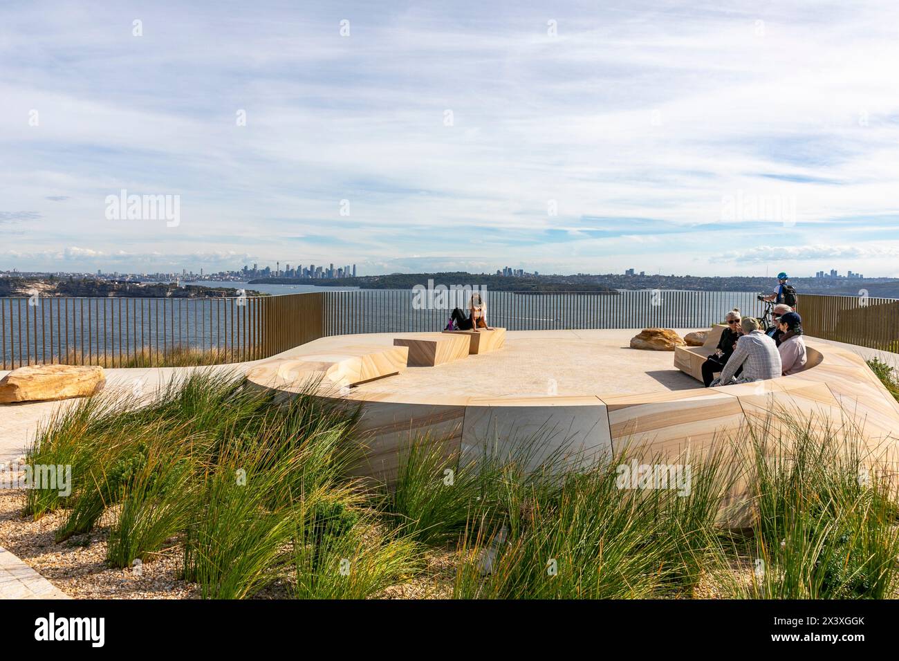 North Head Manly, les gens apprécient la vue sur le port de Sydney et le paysage urbain du centre-ville de Sydney depuis le belvédère de Burragula sur Fairfax Track Banque D'Images