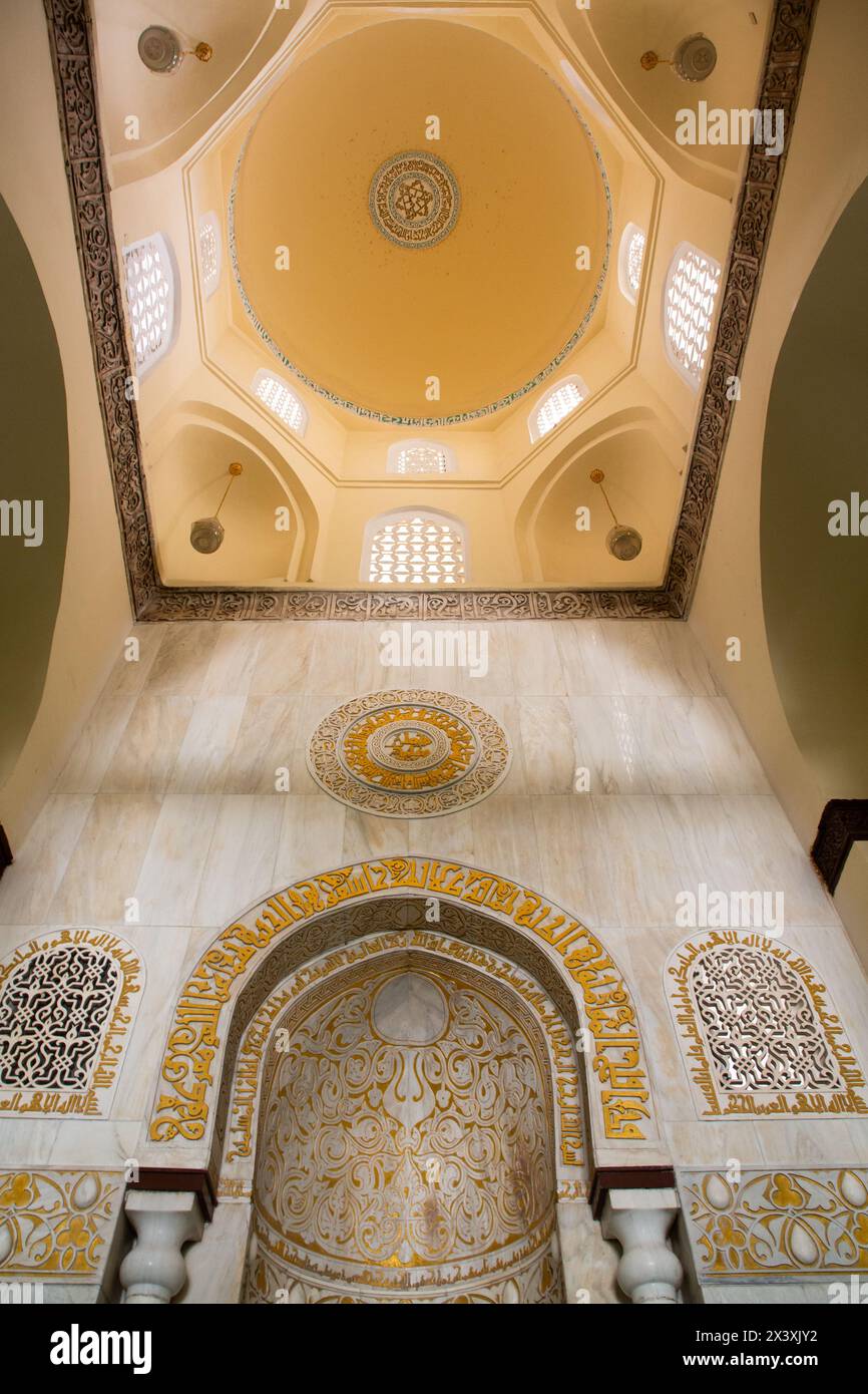 Mihrab et plafond Dôme, Mosquée Al-Hakim, 1013 AD, rue Al-Muizz, le Caire historique, site du patrimoine mondial de l'UNESCO, le Caire, Égypte Banque D'Images