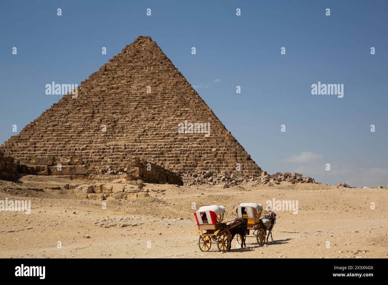 Touristes à Horsecart, Pyramide de Menkaure (arrière-plan), complexe pyramidal de Gizeh, site du patrimoine mondial de l'UNESCO, Gizeh, Egypte Banque D'Images