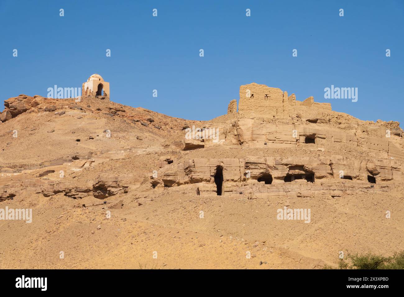Dôme du fort abu Al-Hawa, et grottes désert du Sahara, Assouan, fleuve Nil, Egypte Banque D'Images