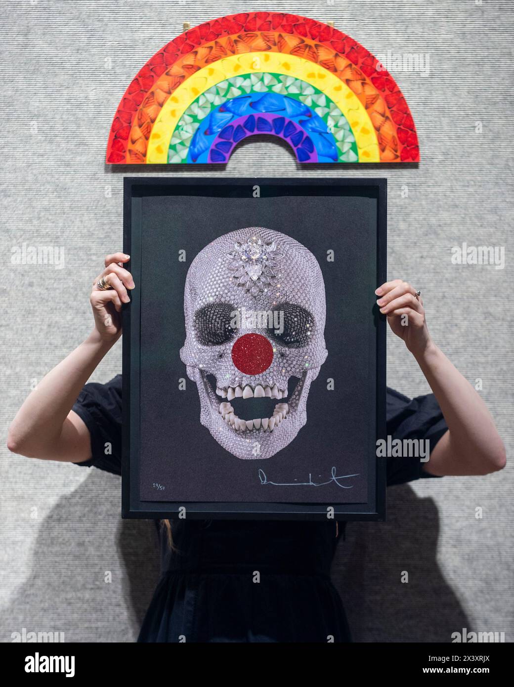 Londres, Royaume-Uni. 29 avril 2024. Un collaborateur avec 'for the Love of Comic relief', 2013, (est. £3 000 - £5 000) et 'Butterfly Rainbow (Small) (H7-2)', 2020, (est. £600 - £800), tous deux par Damien Hirst lors de la présentation de 'Hot Off the Press', une vente de gravures et de nouvelles éditions, créé et publié au cours des cinquante dernières années, par des artistes contemporains renommés. Les œuvres seront vendues aux enchères à Bonhams New Bond Street le 1er mai. Credit : Stephen Chung / Alamy Live News Banque D'Images