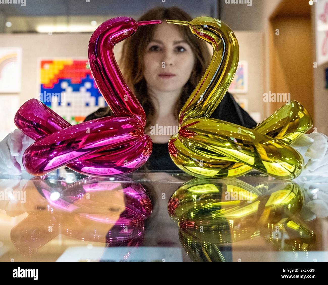 Londres, Royaume-Uni. 29 avril 2024. Un membre du personnel avec deux œuvres des six 'Balloon Animals Collector's Set', 2017-2019, de Jeff Koons, (est. £50 000 - £70,000), en avant-première de 'Hot Off the Press', une vente de tirages et de nouvelles éditions, créées et publiées au cours des cinquante dernières années, par des artistes contemporains bien connus. Les œuvres seront vendues aux enchères à Bonhams New Bond Street le 1er mai. Credit : Stephen Chung / Alamy Live News Banque D'Images