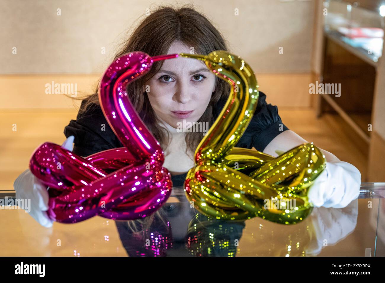 Londres, Royaume-Uni. 29 avril 2024. Un membre du personnel avec deux œuvres des six 'Balloon Animals Collector's Set', 2017-2019, de Jeff Koons, (est. £50 000 - £70,000), en avant-première de 'Hot Off the Press', une vente de tirages et de nouvelles éditions, créées et publiées au cours des cinquante dernières années, par des artistes contemporains bien connus. Les œuvres seront vendues aux enchères à Bonhams New Bond Street le 1er mai. Credit : Stephen Chung / Alamy Live News Banque D'Images