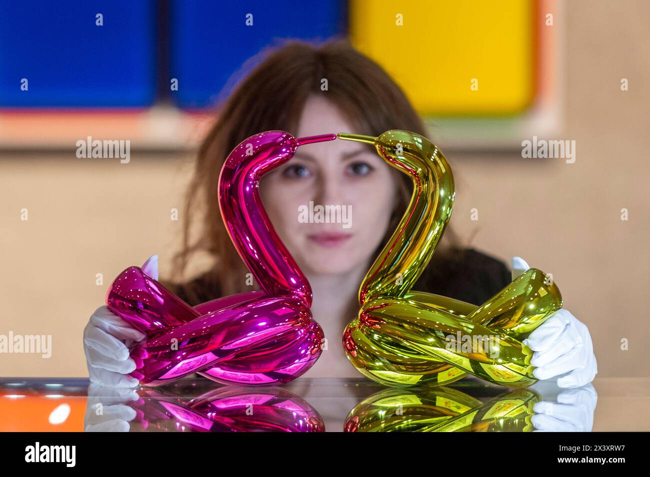 Londres, Royaume-Uni. 29 avril 2024. Un membre du personnel avec deux œuvres des six 'Balloon Animals Collector's Set', 2017-2019, de Jeff Koons, (est. £50 000 - £70,000), en avant-première de 'Hot Off the Press', une vente de tirages et de nouvelles éditions, créées et publiées au cours des cinquante dernières années, par des artistes contemporains bien connus. Les œuvres seront vendues aux enchères à Bonhams New Bond Street le 1er mai. Credit : Stephen Chung / Alamy Live News Banque D'Images