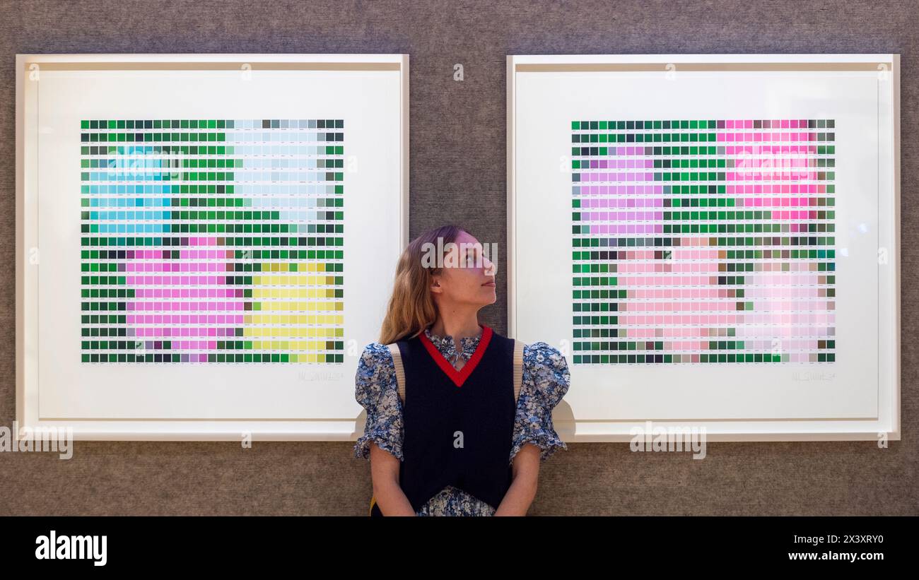 Londres, Royaume-Uni. 29 avril 2024. Un membre du personnel avec deux œuvres dans le 'Colour Chip collage', série 2024, par Nick Smith (chaque est. £3 000 - £5 000), en avant-première de « Hot Off the Press », une vente de gravures et de nouvelles éditions, créées et publiées au cours des cinquante dernières années, par des artistes contemporains bien connus. Les œuvres seront vendues aux enchères à Bonhams New Bond Street le 1er mai. Credit : Stephen Chung / Alamy Live News Banque D'Images