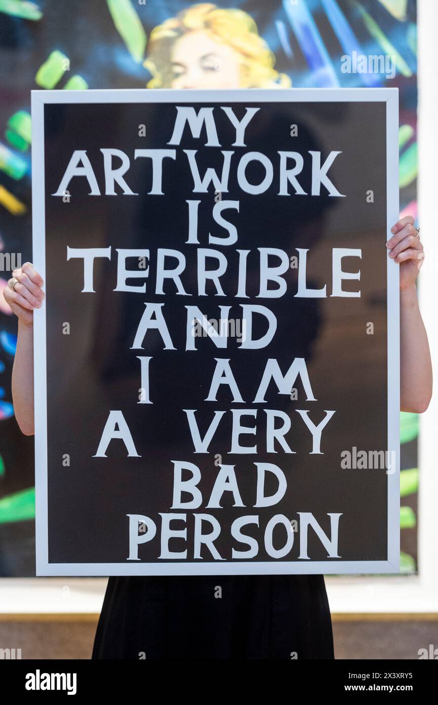 Londres, Royaume-Uni. 29 avril 2024. Un collaborateur de « My Artwork is terrible and I Am a Very Bad Person », 2018, de David Shrigley (est. £800 - £1 200) lors de l'avant-première de « Hot Off the Press », une vente d'estampes et de nouvelles éditions, créées et publiées au cours des cinquante dernières années, par des artistes contemporains bien connus. Les œuvres seront vendues aux enchères à Bonhams New Bond Street le 1er mai. Credit : Stephen Chung / Alamy Live News Banque D'Images