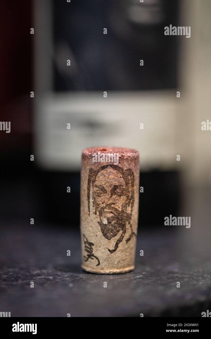 Liège d'une bouteille de Snoop Dog Cali Red, avec une image de Snoop et sa signature dessus, avec des taches de vin sur le dessus. Banque D'Images