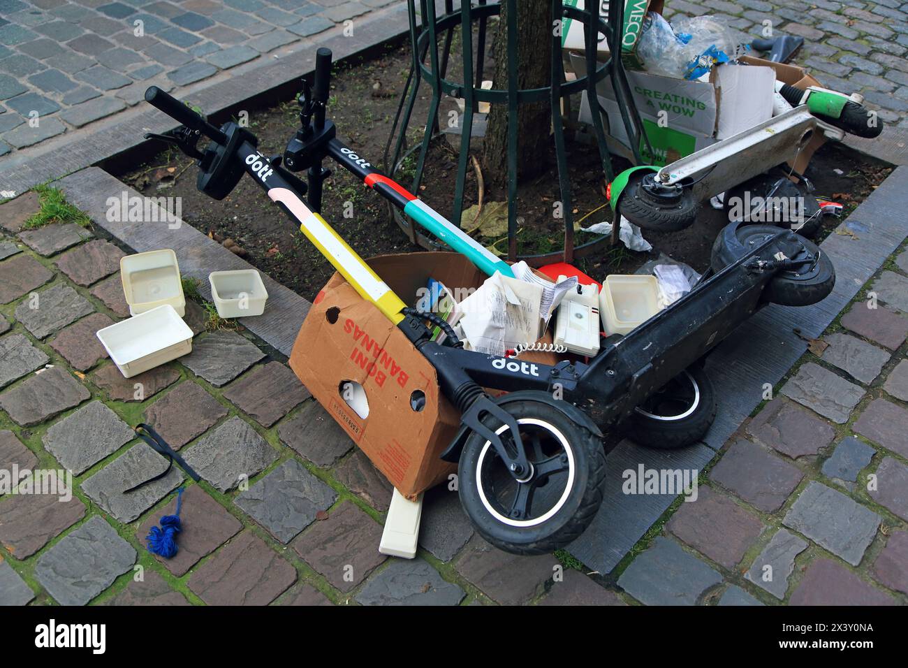 Bruxelles. Scooters en libre-service. Banque D'Images