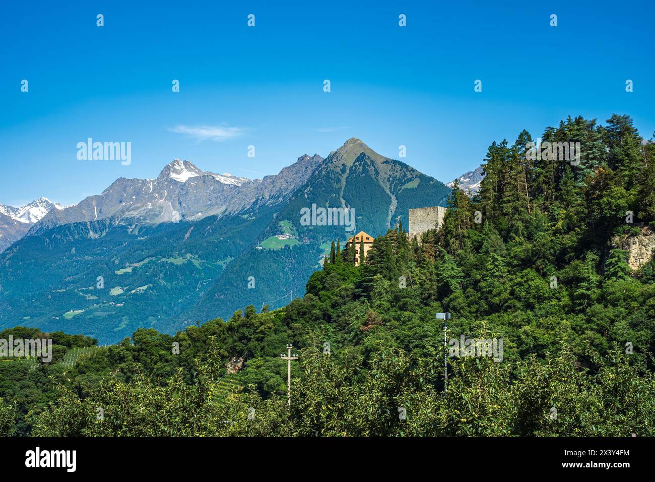Vue sur le château de Goyen et le paysage de montagne alpin au-dessus de Merano, Burgraviato, Tyrol du Sud, Italie. Banque D'Images