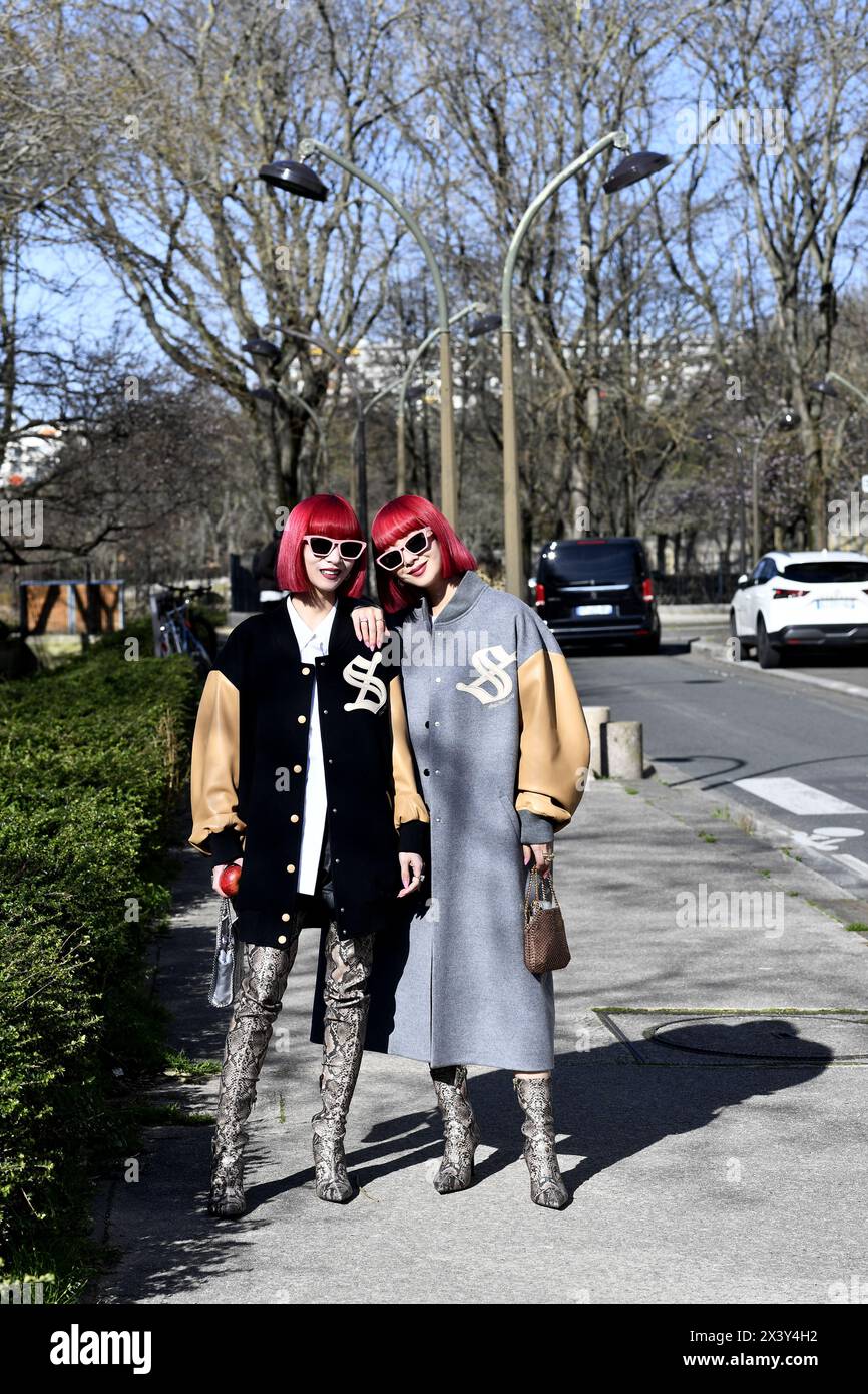 Ami et Aya - Street style regards à Paris Fashion week - en dehors de Stella McCartney - Paris - France Banque D'Images
