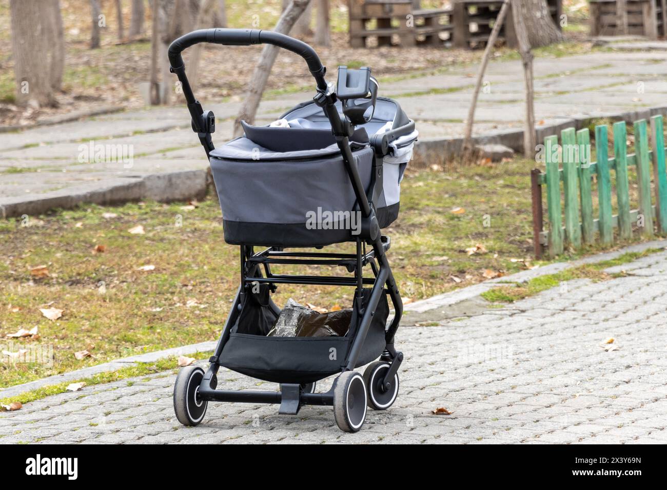 Une poussette noire vide pour bébé dans le parc Banque D'Images