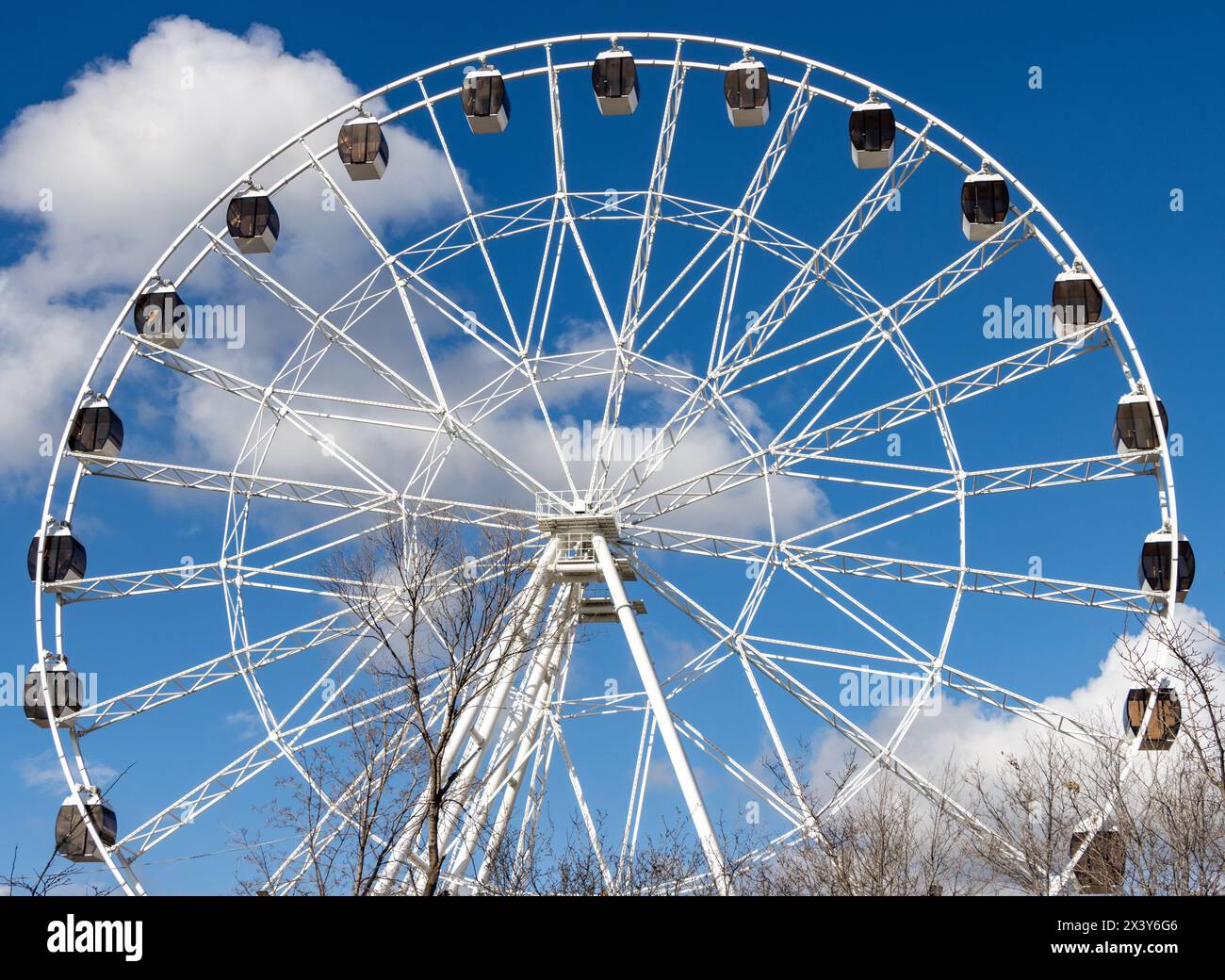 Grande roue sur une journée ensoleillée Banque D'Images