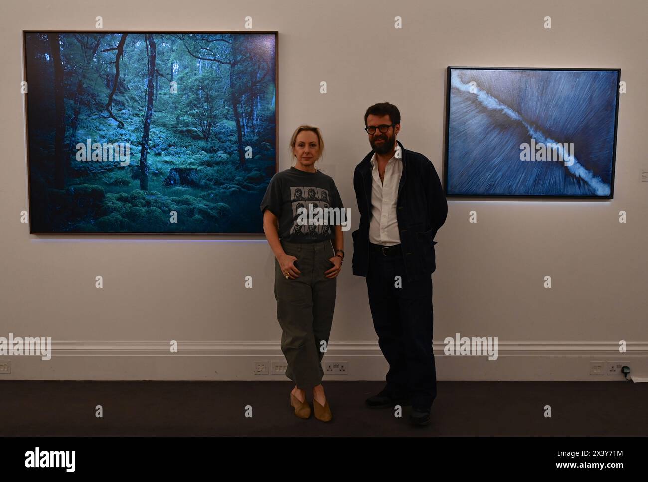 « Art for AT the bus », une exposition de soutien à l’association, AT the bus, ouvre aujourd’hui à Sotheby’s et restera visible jusqu’au 7 mai dans ses galeries de New Bond Street. Les œuvres seront vendues via une vente aux enchères en ligne, propulsée par Artsy, et ouvertes aux enchères aujourd'hui jusqu'au 10 mai 2024, avec les recettes allant à AT the Bus. Banque D'Images