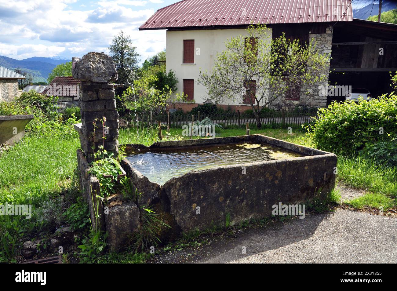 Fontaine du Hameau du Verney au printemps en Savoie Tarentaise. Banque D'Images