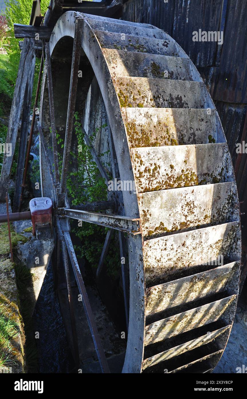 Roue à aubes d'une ancienne scierie hydraulique entraînée par un cours d'eau à Veyrens-Harvey Savoie Tarentaise Banque D'Images