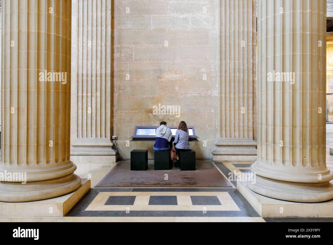 France. Paris. 5ème arrondissement. Le Panthéon. Touristes obtenant des informations sur un terminal informatique. Banque D'Images