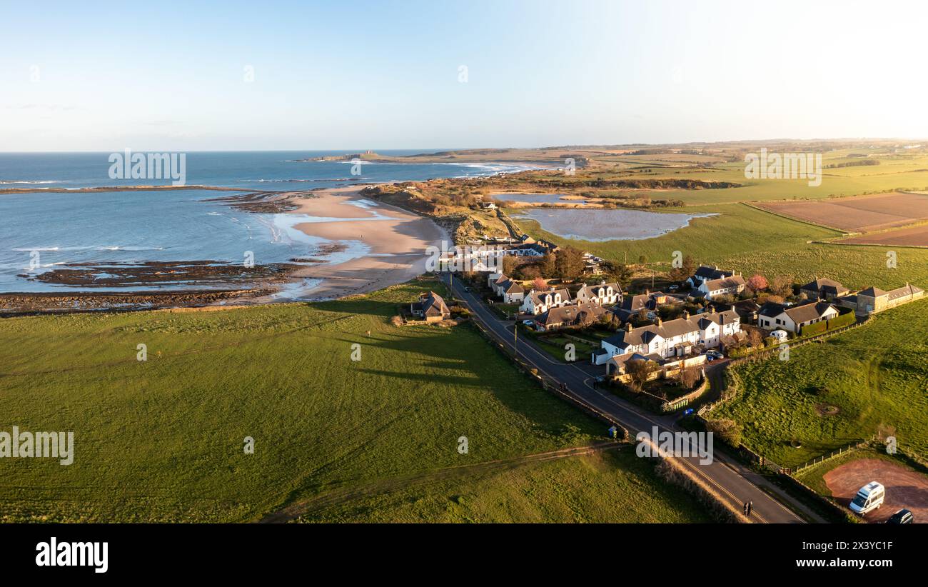 Vue panoramique aérienne du sentier de la côte d'Angleterre le long de la plage d'Embleton Bay au village de Newton-by-the-Sea au coucher du soleil Banque D'Images