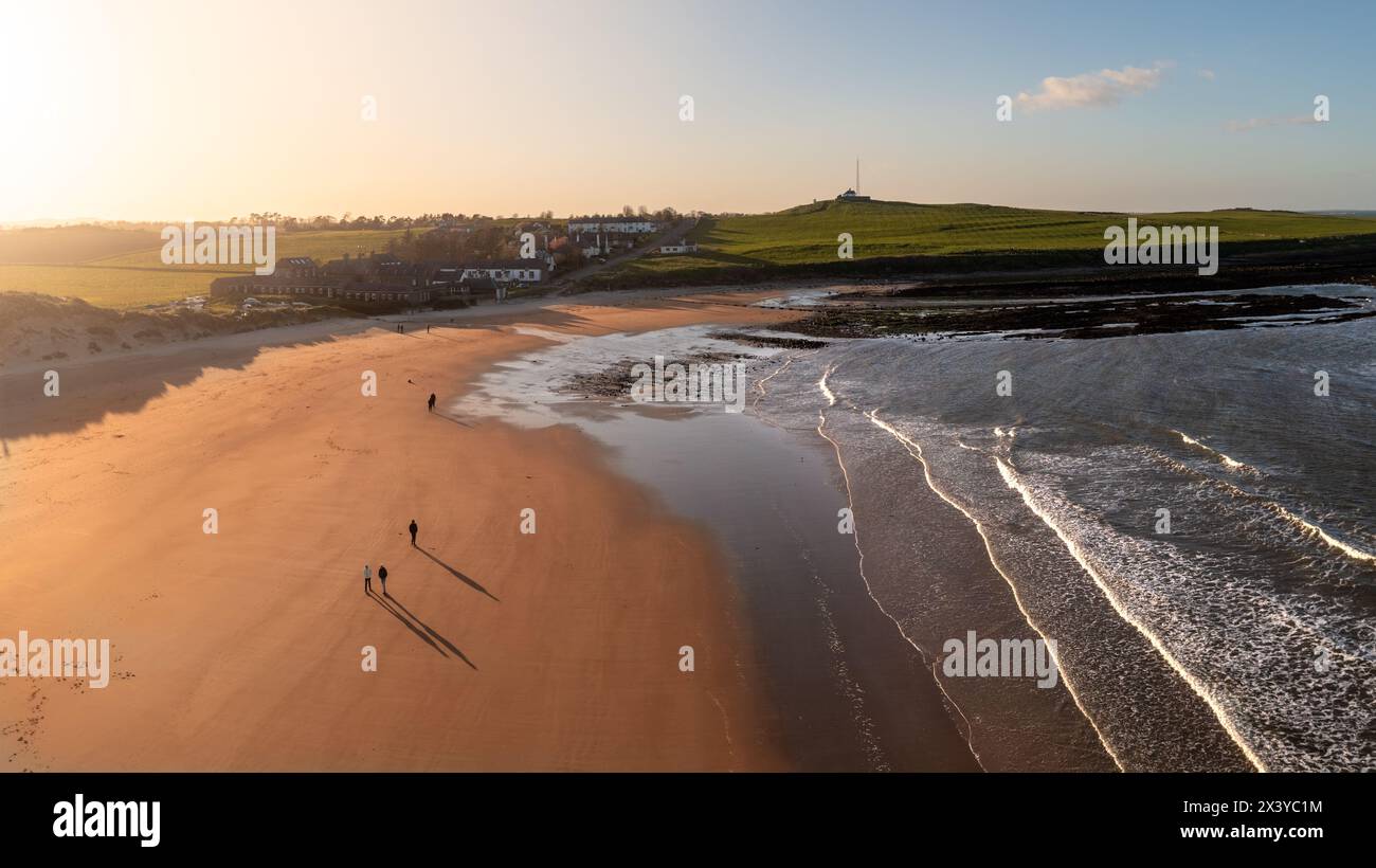 Vue panoramique aérienne du sentier de la côte d'Angleterre le long de la plage d'Embleton Bay au village de Newton-by-the-Sea au coucher du soleil Banque D'Images