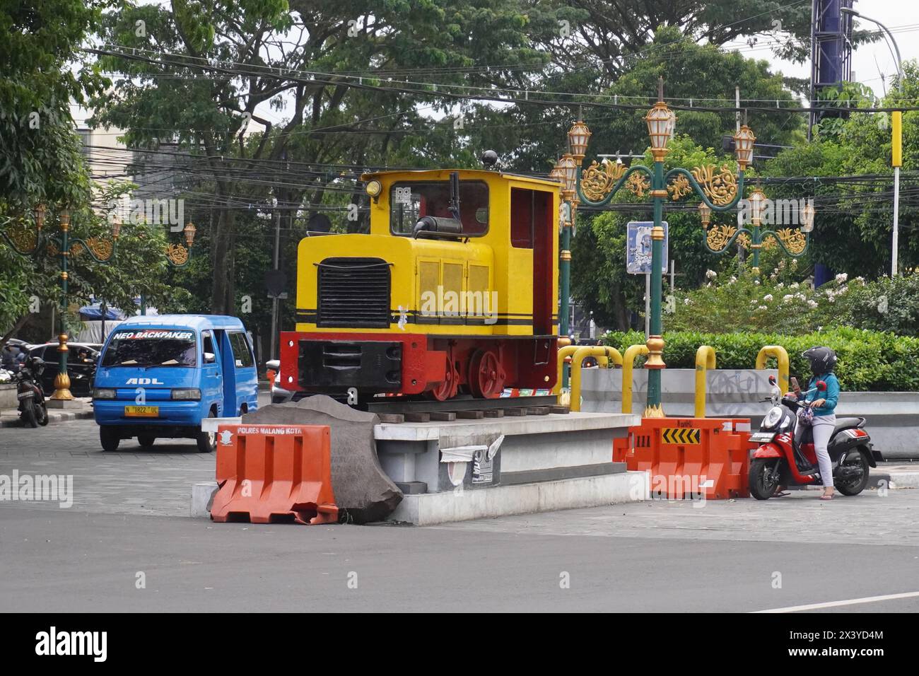 La statue du train au milieu de la ville de Malang Banque D'Images