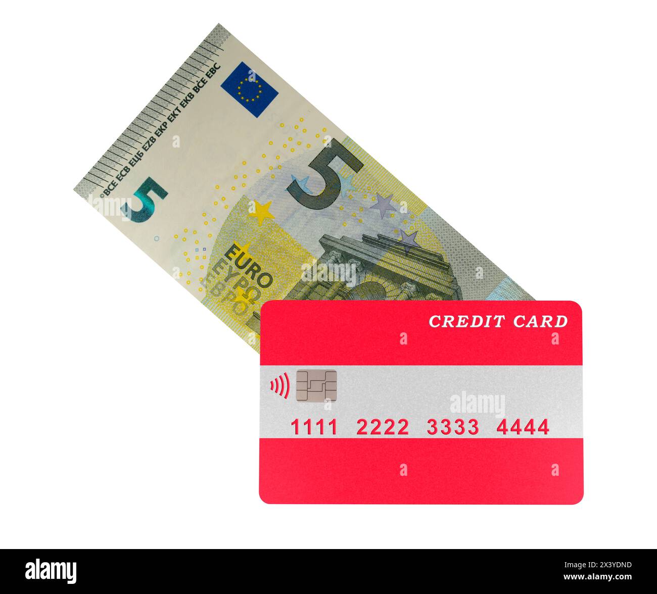 Une carte de crédit avec une image du drapeau autrichien repose sur un billet de 5 euros (gros plan sur fond blanc). Payez vos achats par carte de crédit en ligne Banque D'Images