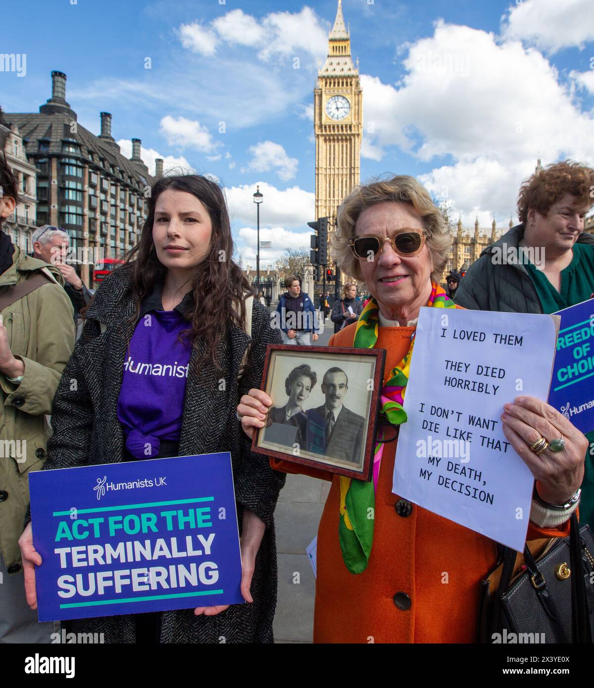 Londres, Angleterre, Royaume-Uni. 29 avril 2024. Les militants pour l'aide à mourir déclarent une manifestation devant le parlement britannique alors que les législateurs débattent de la question après que plus de 200 000 personnes ont signé une pétition pour le soutenir. (Crédit image : © Tayfun Salci/ZUMA Press Wire) USAGE ÉDITORIAL SEULEMENT! Non destiné à UN USAGE commercial ! Crédit : ZUMA Press, Inc/Alamy Live News Banque D'Images