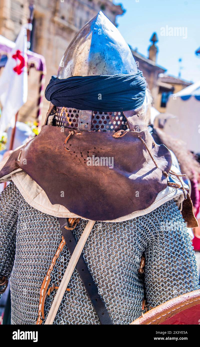 Espagne, Rioja, Journées médiévales de Briones (festival déclaré d'intérêt touristique national), portrait d'un chevalier avec son casque Banque D'Images