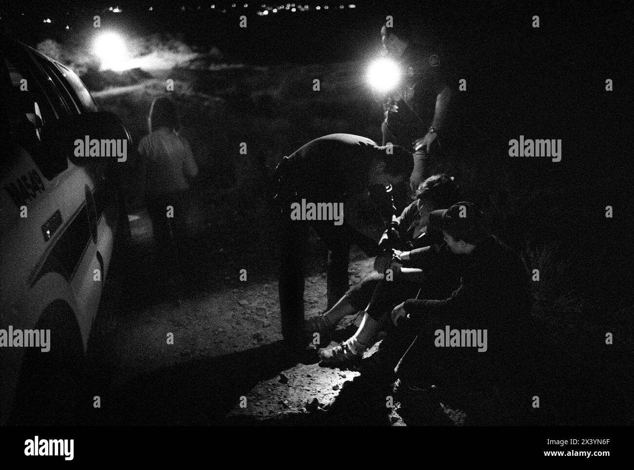 10-23-2005, Nogales, ArizonaU.S. Les agents de la patrouille frontalière arrêtent les immigrants illégaux une heure après avoir escaladé un mur et être entrés aux États-Unis, ils seront emmenés à la frontière de Nogales Banque D'Images