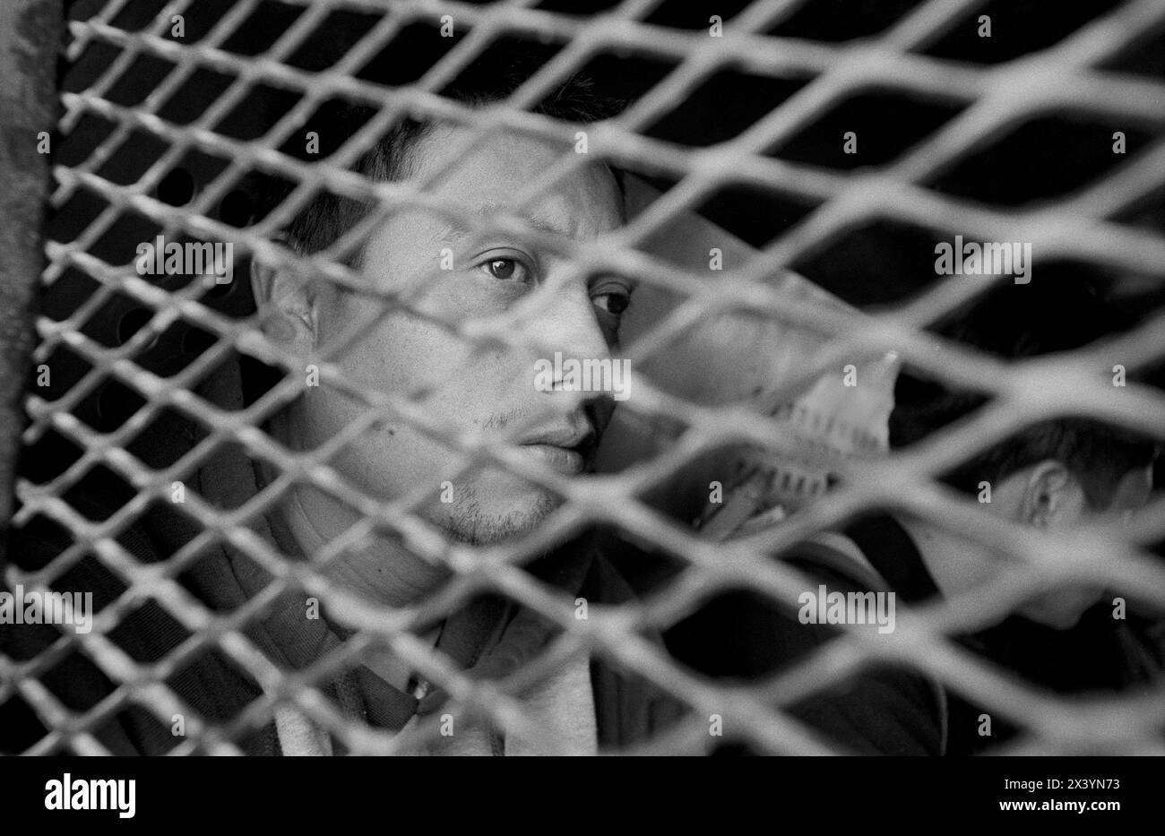 10/23/05--Nogales, AZ--près du mur qui sépare Nogales AZ et le Mexique, des immigrants illégaux ont été placés dans un camion de transport pour retourner au Mexique. Les statistiques montrent que quatre-vingt-dix pe Banque D'Images