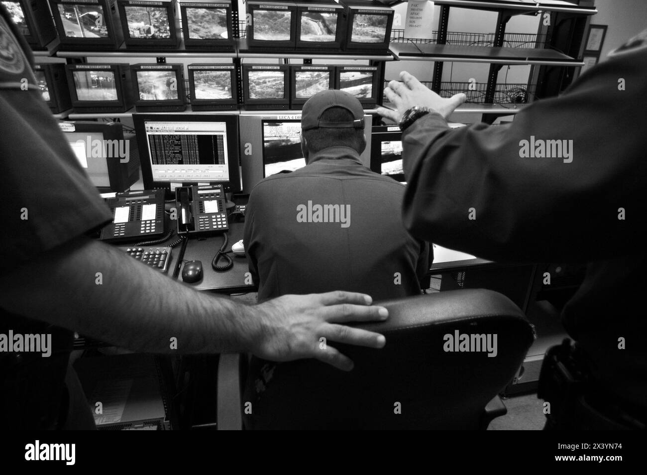 10/23/05--Nogales, AZ--les écrans de télévision diffusent les images des caméras autour de la région de Nogales tentant de localiser les immigrants illégaux entrant aux États-Unis en provenance du Mexique. Banque D'Images