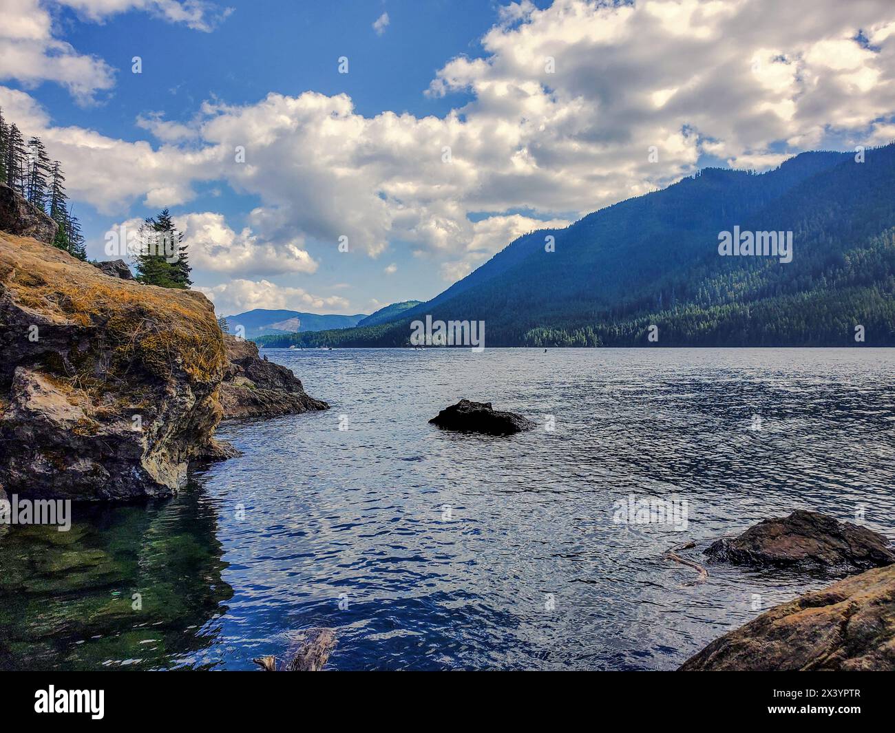 Le lac Cushman et les montagnes olympiques Banque D'Images