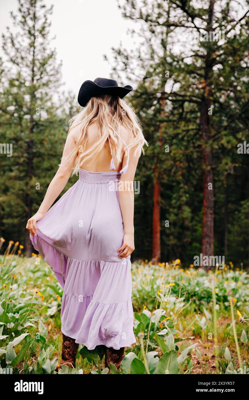 Adolescente en robe de soleil WESTERN boho avec chapeau noir Banque D'Images