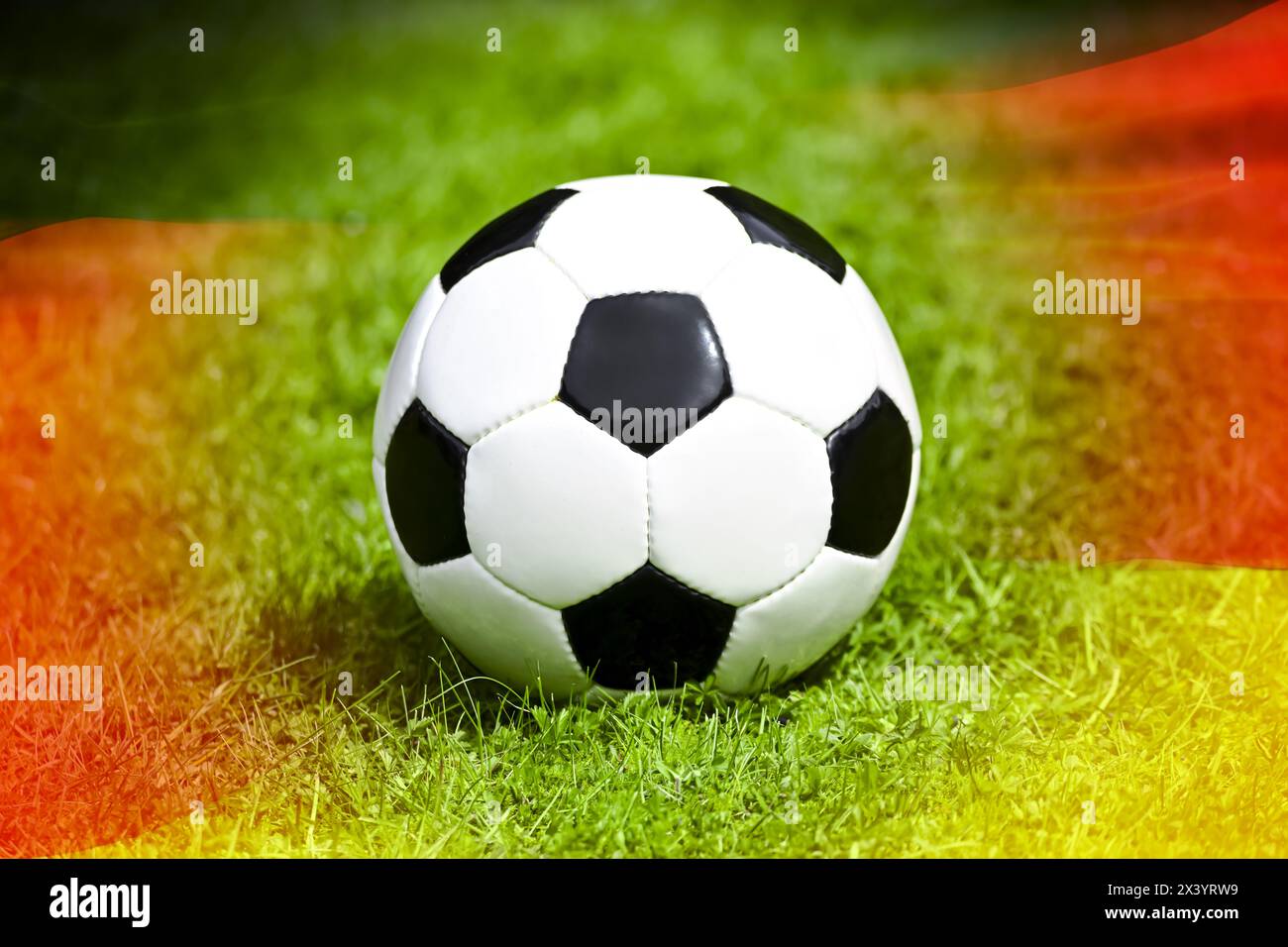 Football en cuir noir et blanc avec drapeau allemand Banque D'Images