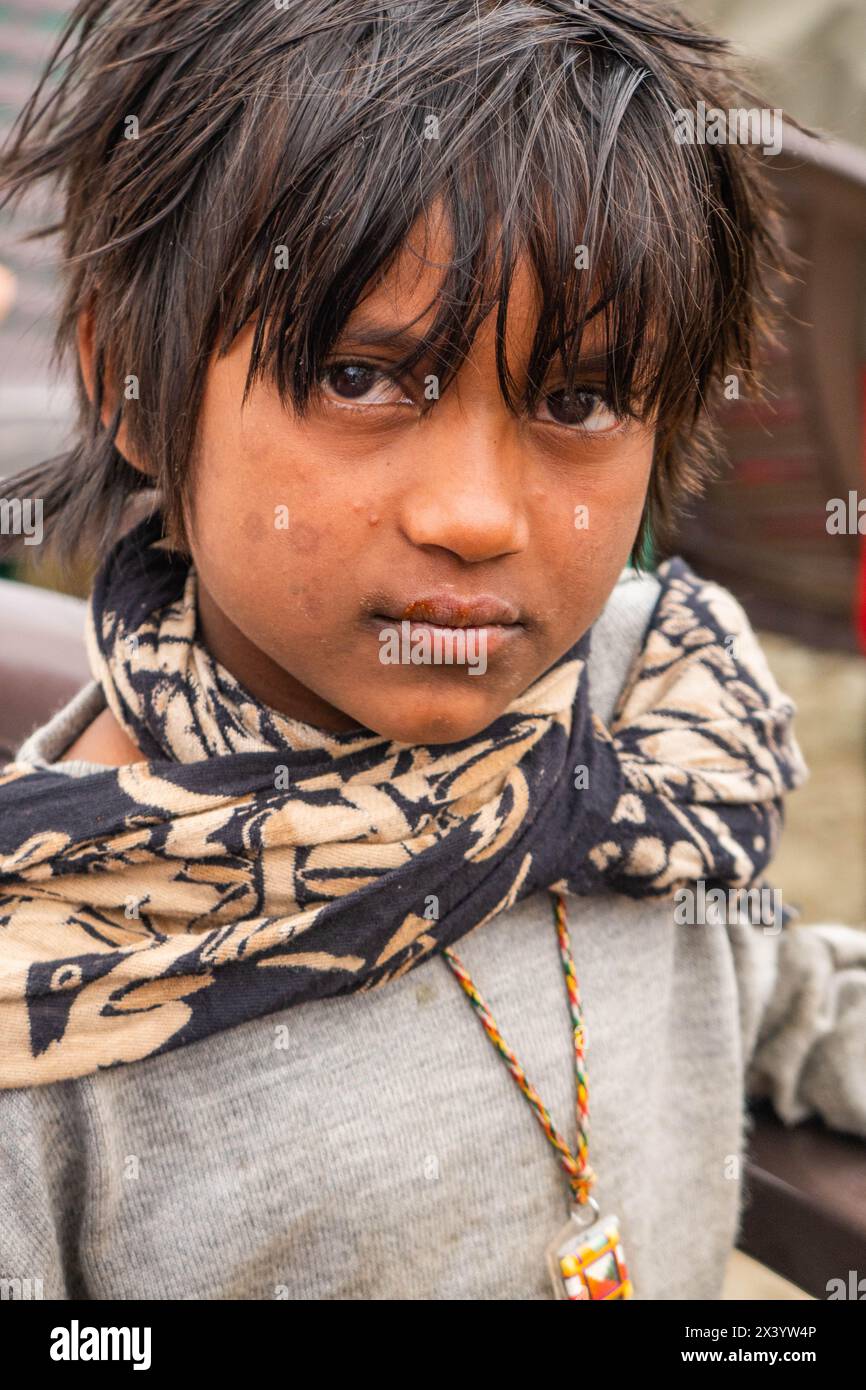 Garçon profitant de ses boulettes momo, Leh, Ladakh, Inde Banque D'Images