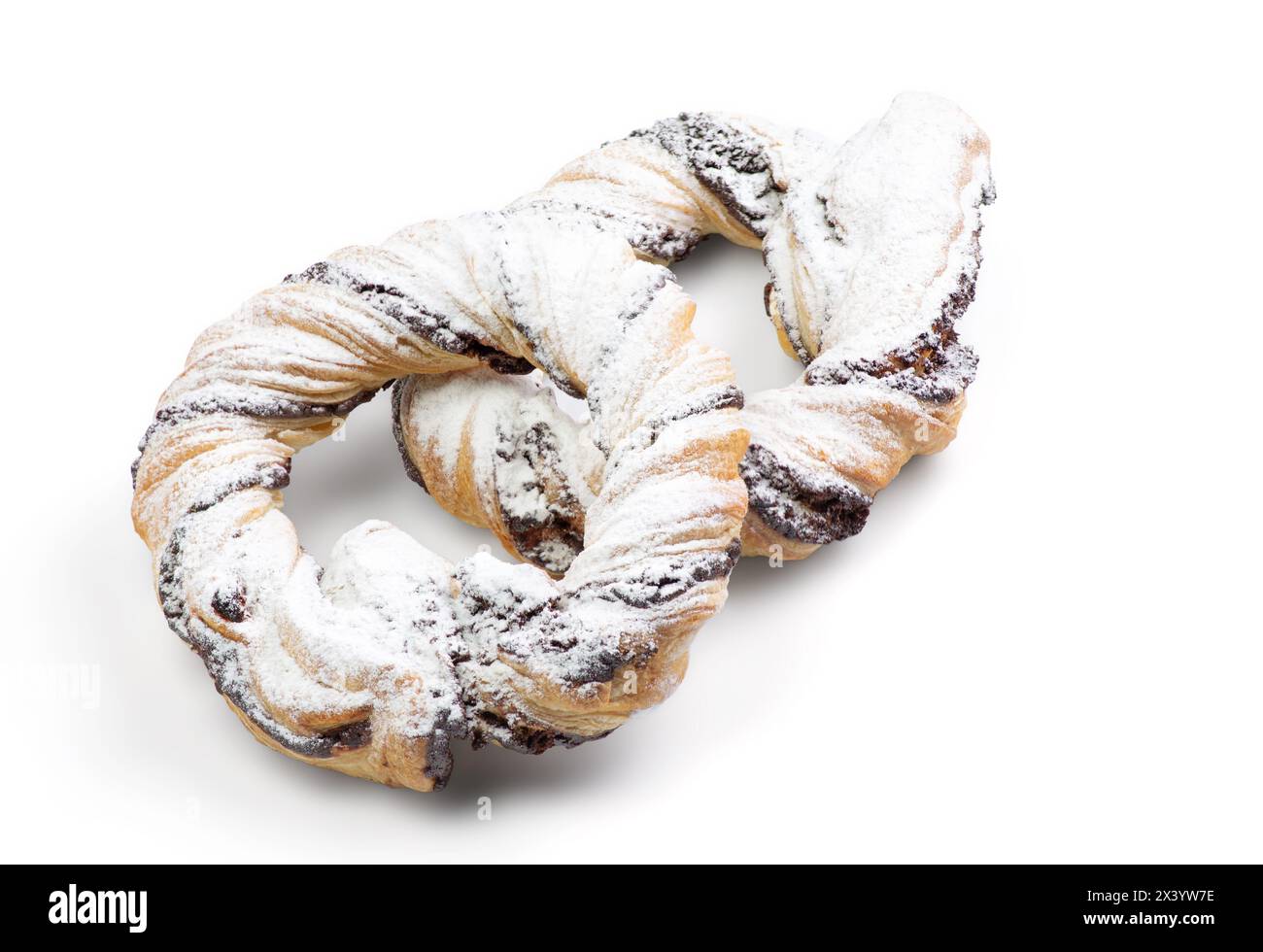 Beignet gelé avec confiture, isolé sur fond blanc. Avec chemin de détourage pour la conception du menu Banque D'Images