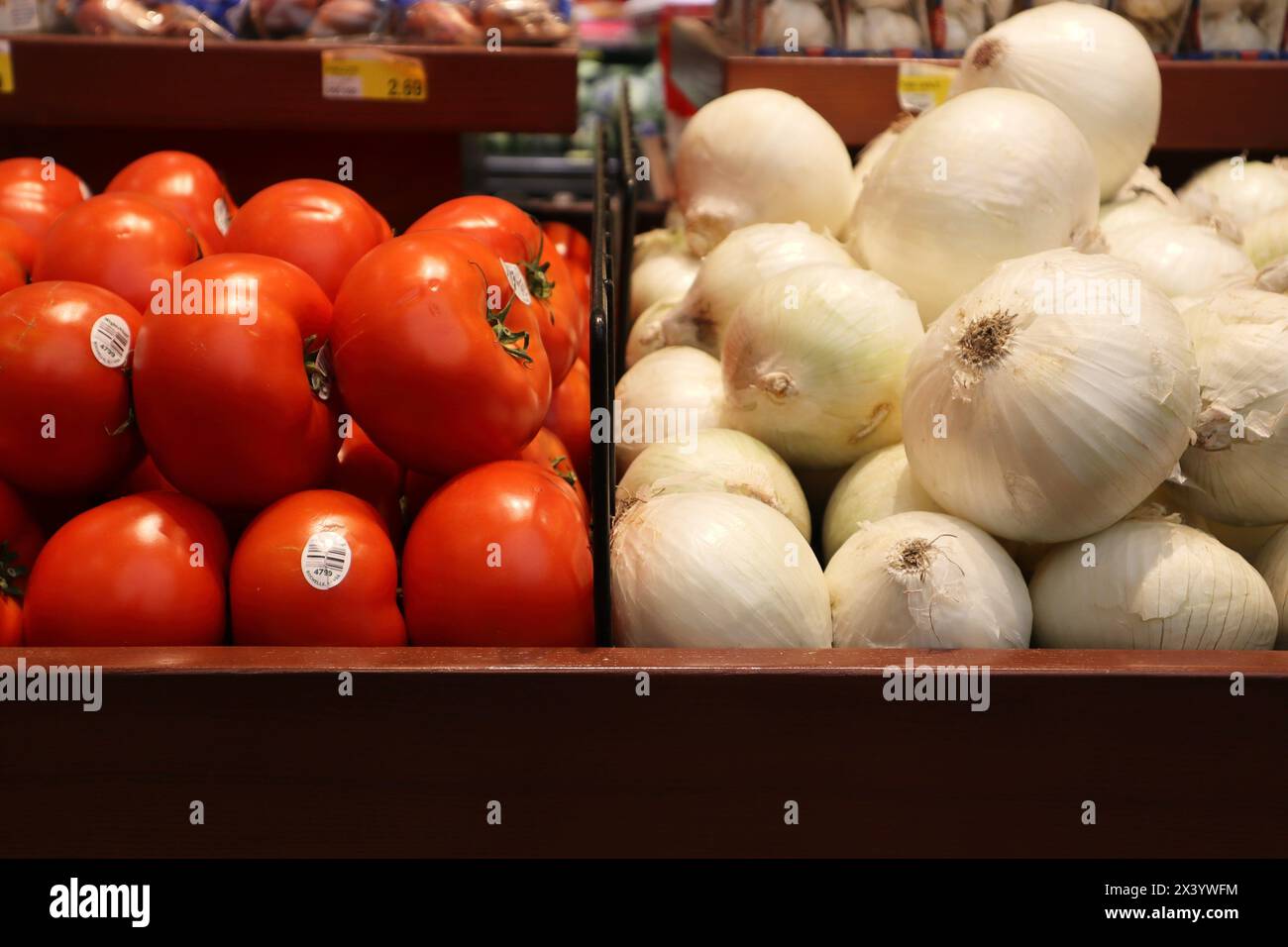 présentoir d'oignons blancs et de tomates Banque D'Images