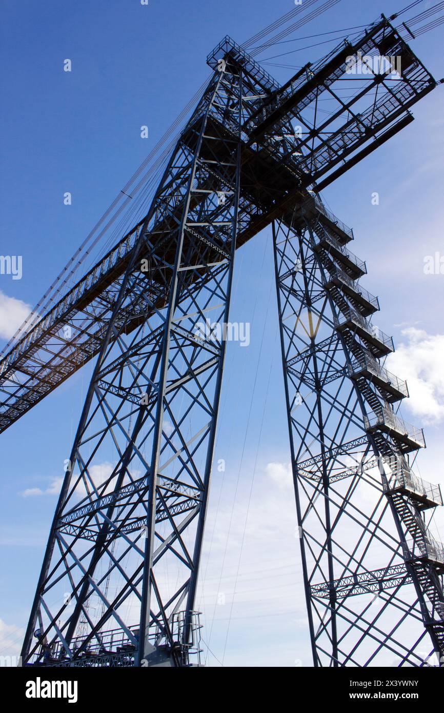 Newport transporter Bridge, une structure classée Grade I sur la rivière Usk, a été ouvert en 1906 et est l'un des deux seuls ponts transporteurs opérationnels Banque D'Images