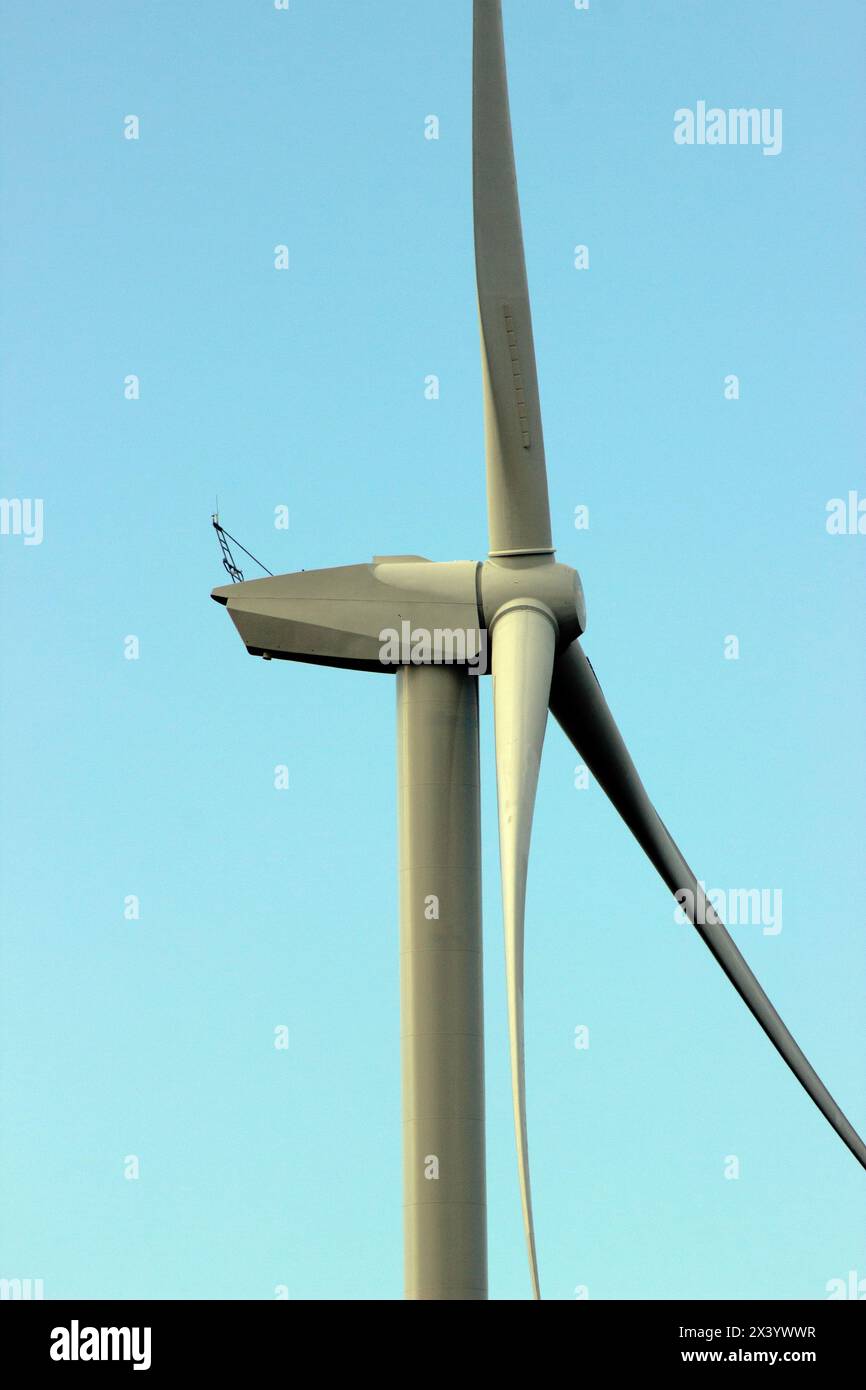 Éolienne sur fond de ciel bleu, Oakdale, Blackwood, pays de Galles, Royaume-Uni Banque D'Images