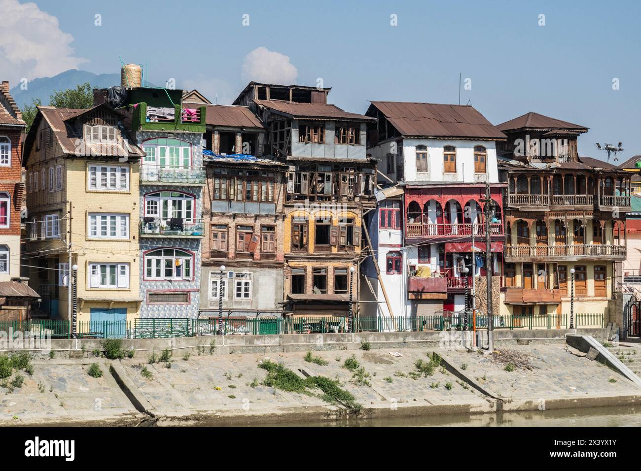 Vieilles maisons en ruine le long de la rivière Jhelum, Srinagar, Cachemire, Inde Banque D'Images