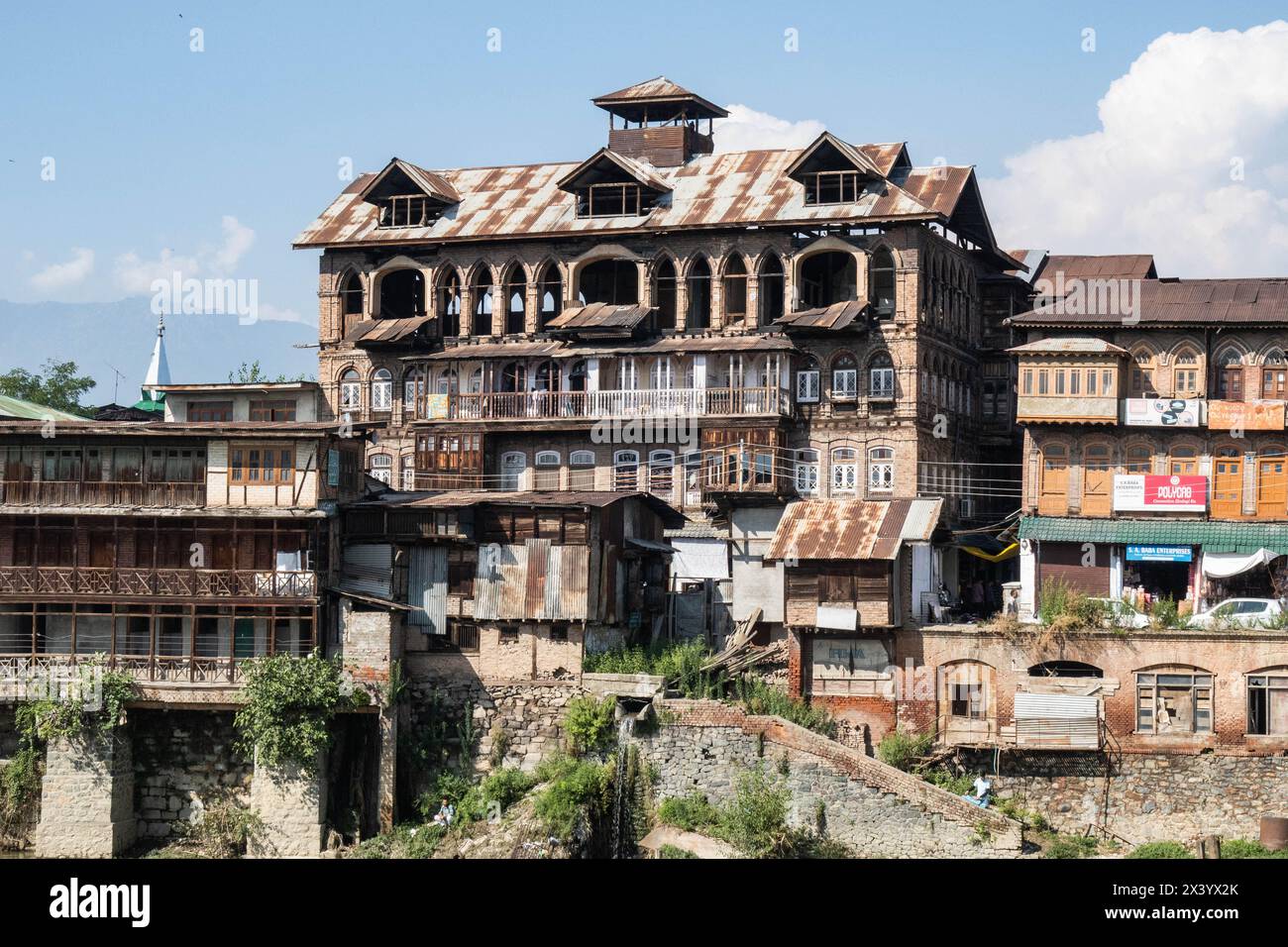 Vieilles maisons en ruine le long de la rivière Jhelum, Srinagar, Cachemire, Inde Banque D'Images