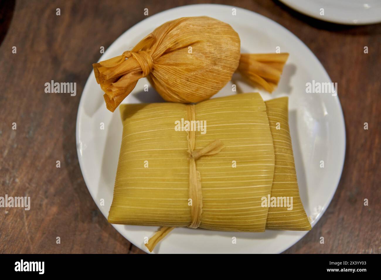 1 tamale et 1 humita, nourriture typique de Salta et Jujuy, dans le nord de l'Argentine. Pâte farcie à base de farine de maïs Banque D'Images
