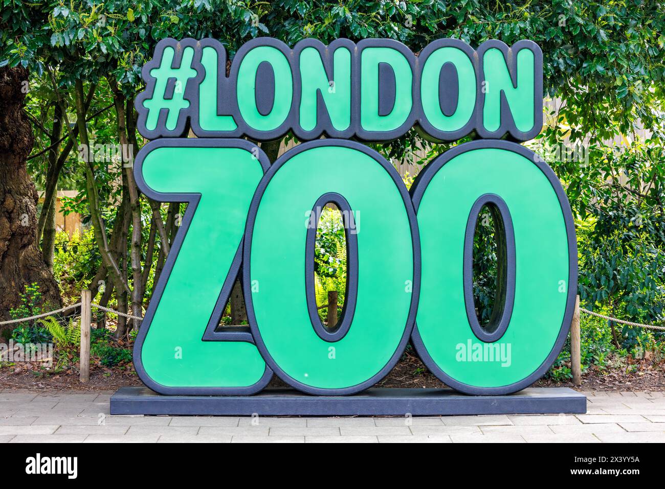 Londres, Royaume-Uni - 26 avril 2024 : le panneau Hastag London Zoo à l'intérieur du zoo ZSL conservation. Les visiteurs sont encouragés à poser ici et à prendre des selfies pour soci Banque D'Images