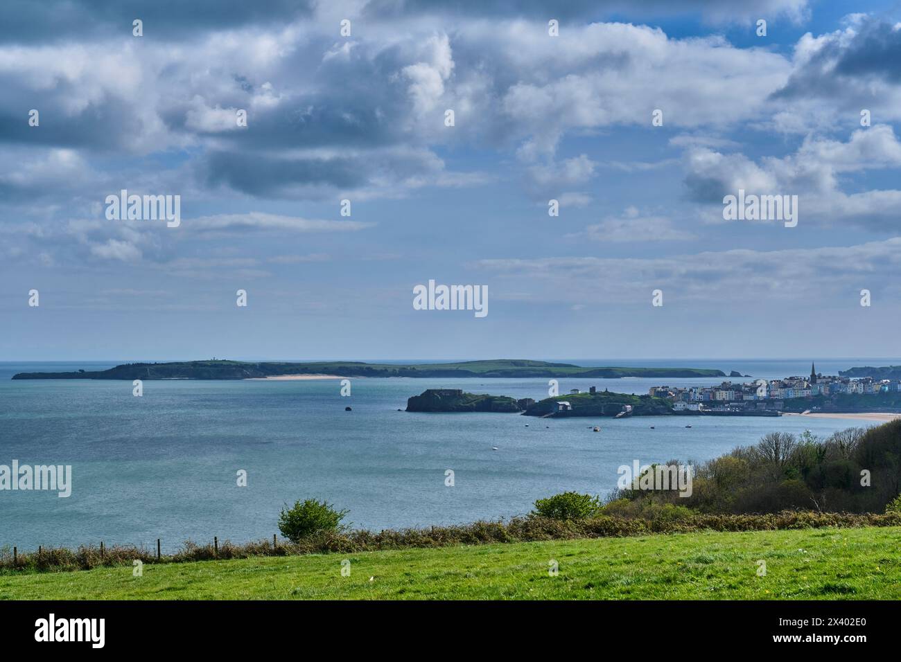 Caldey Island, vue depuis le chemin côtier du Pembrokeshire près de Tenby, Pembrokeshire, pays de Galles Banque D'Images