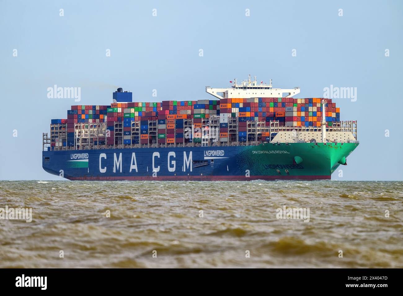 Le navire porte-conteneurs Ultra large propulsé au GNL CMA CGM Palais Royal est en cours de réalisation. Banque D'Images