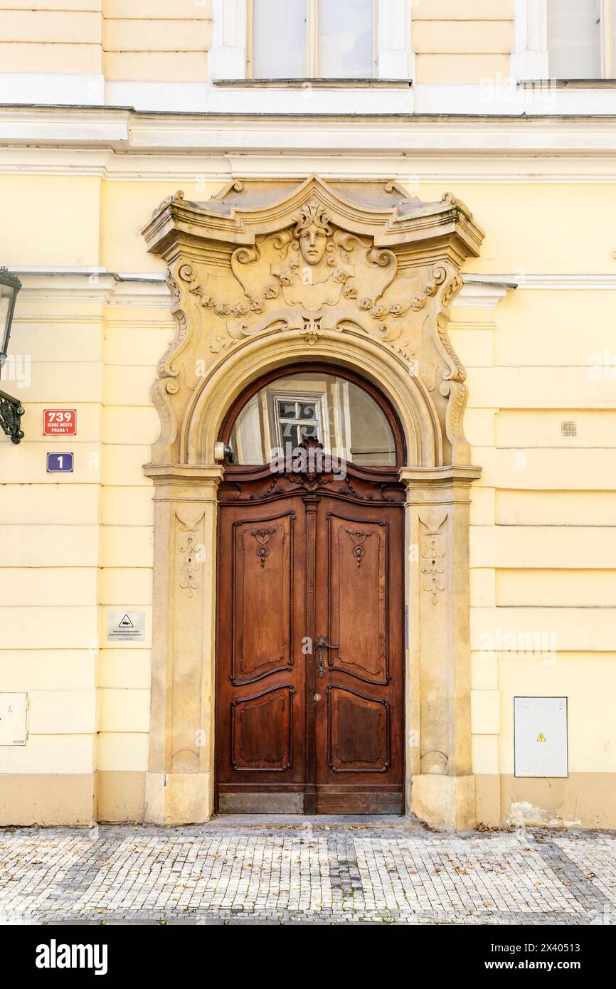 Porte ornée sur la rue Ramova, vieille ville, Prague, République tchèque Banque D'Images