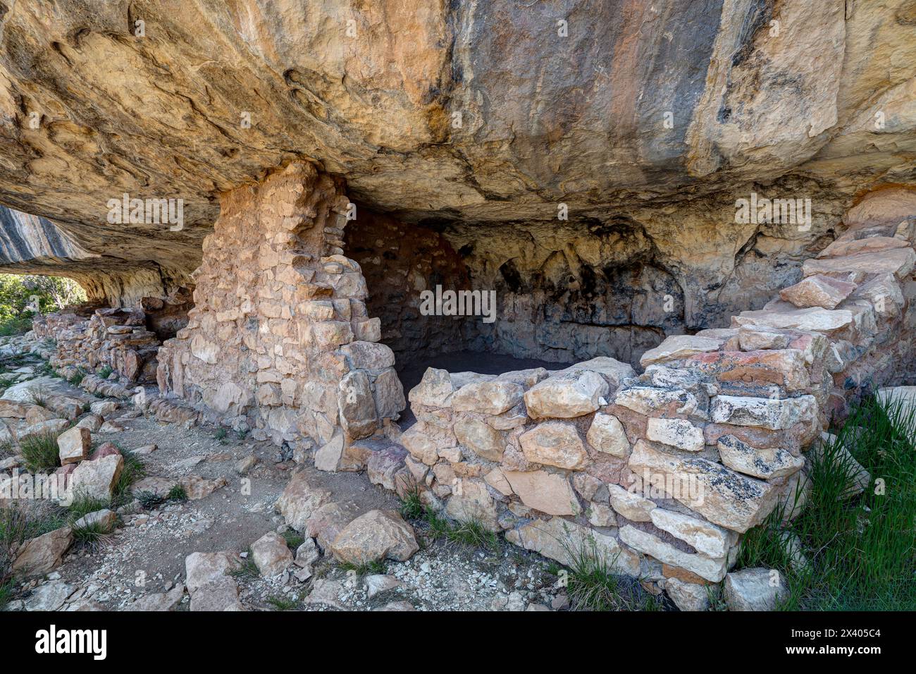 Habitations en falaise. Walnut Canyon National Monument, Arizona, États-Unis Banque D'Images